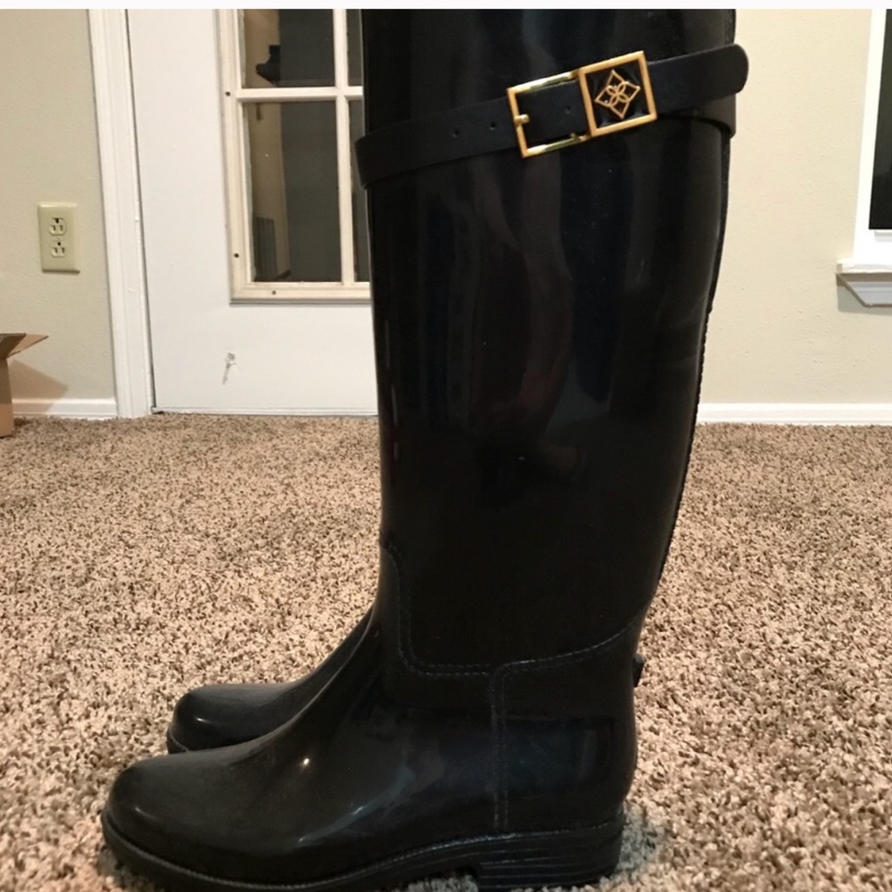 Black water proof boots. Lightly used.
